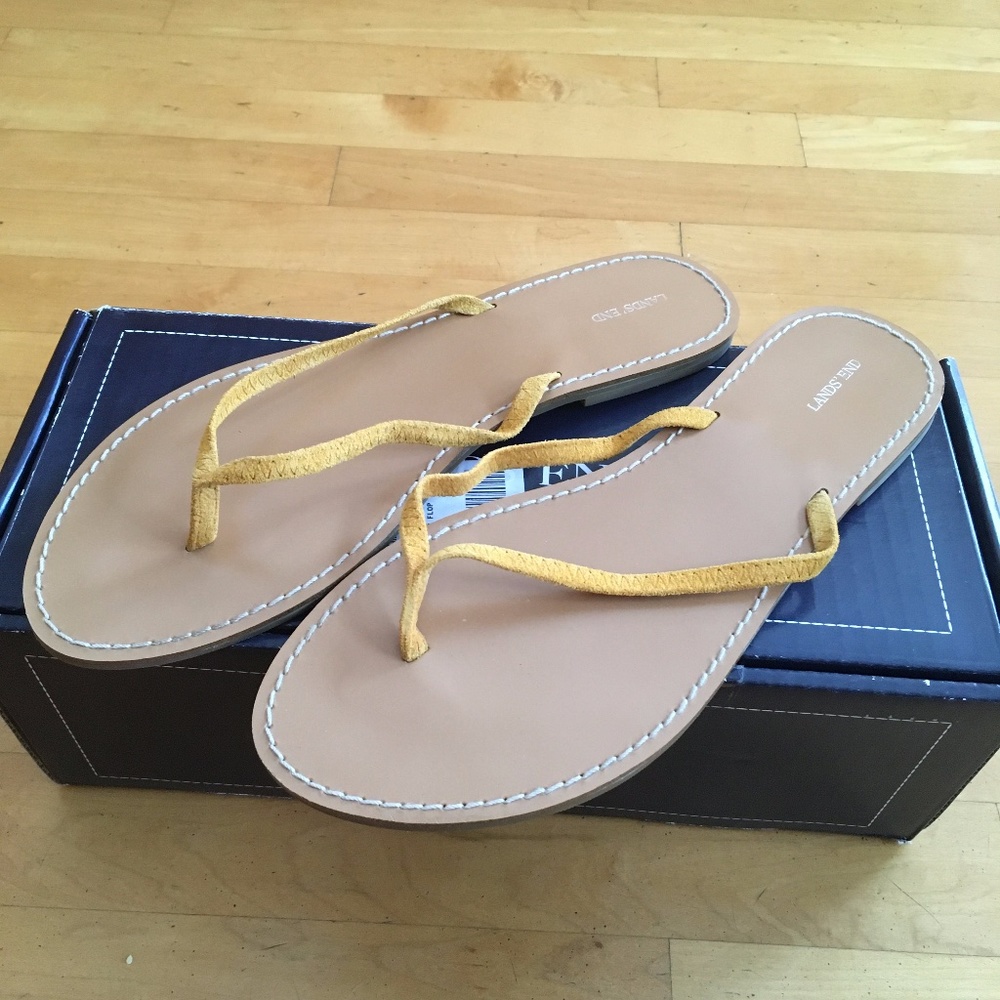 EUC leather flip flop sandals Lands End size 9